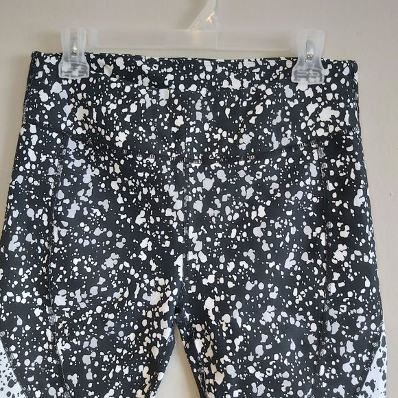 NWOT Fabletics Crop Bottoms Black/White L - Picture 9 of 11